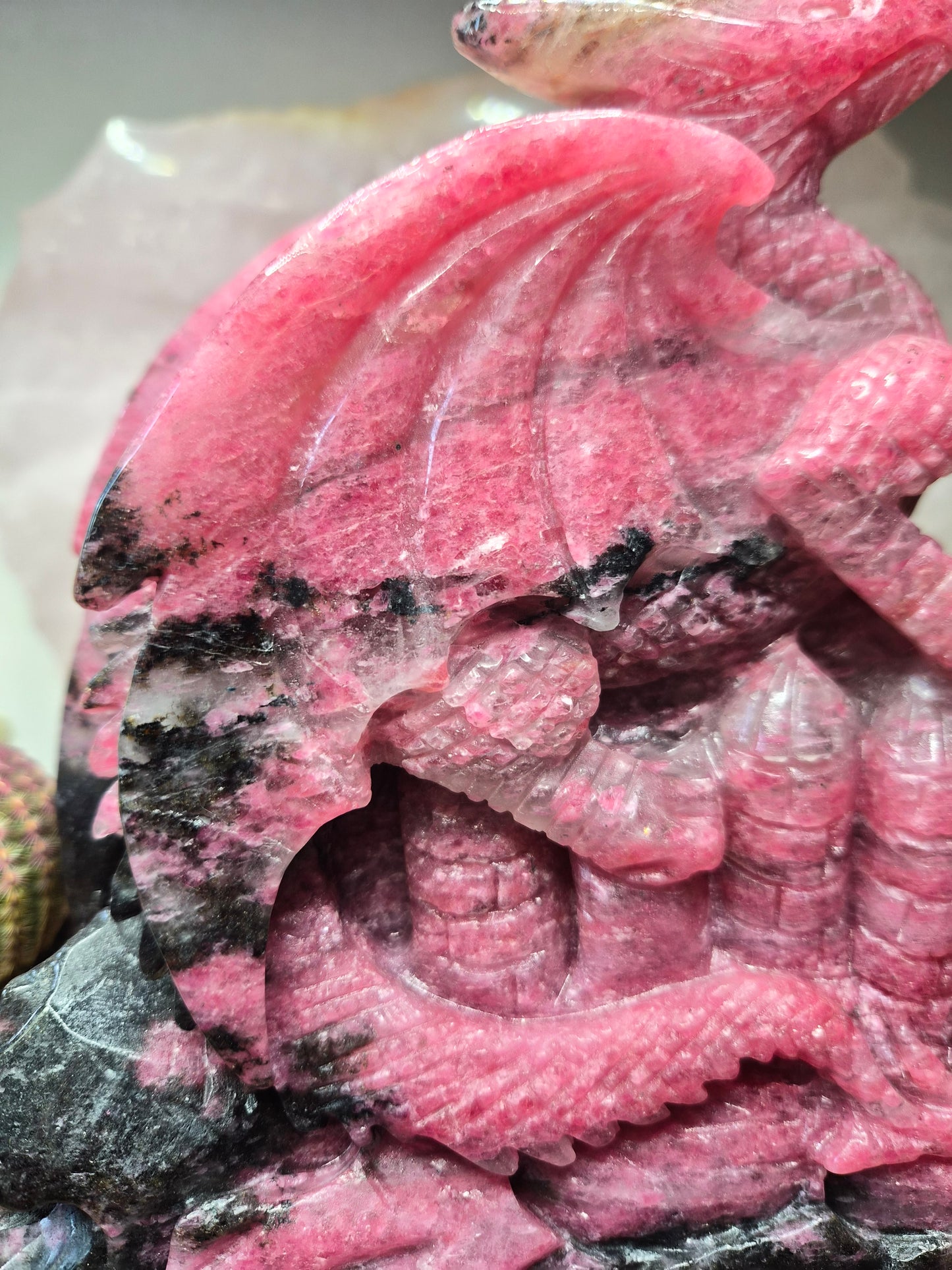 Dragon en Rhodonite