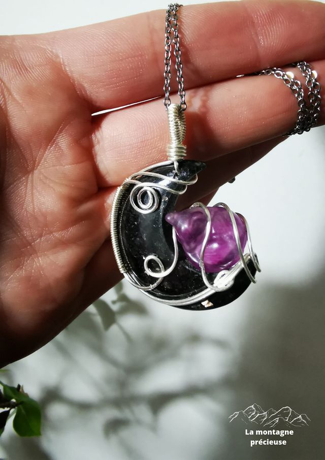 Pendentif chat posé sur la lune