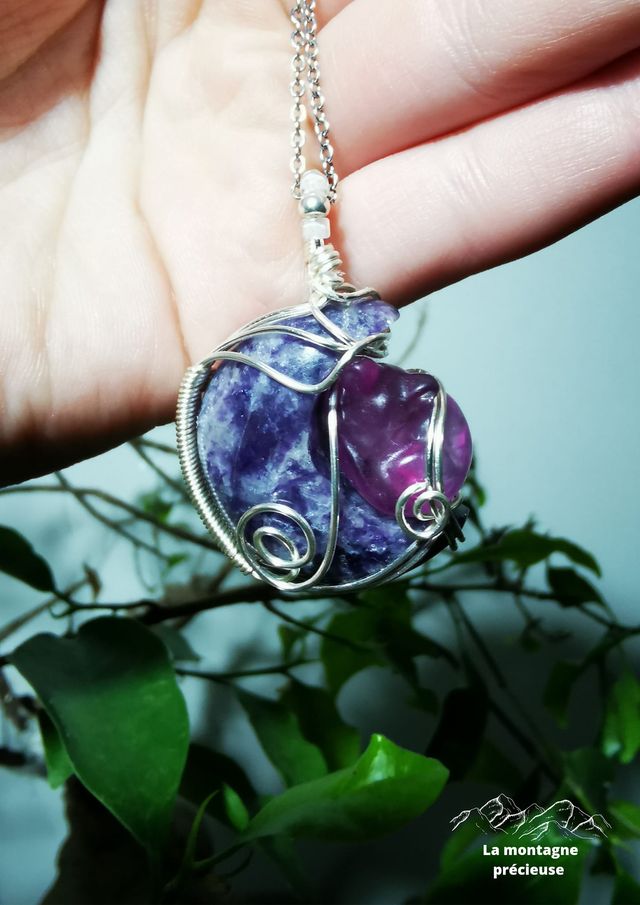 Pendentif chat posé sur la lune