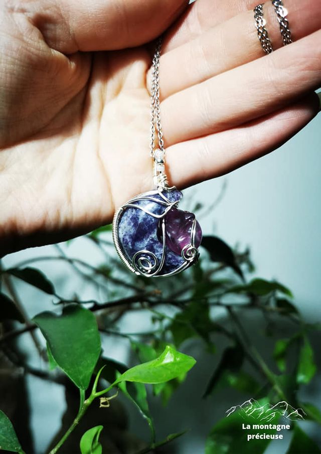 Pendentif chat posé sur la lune