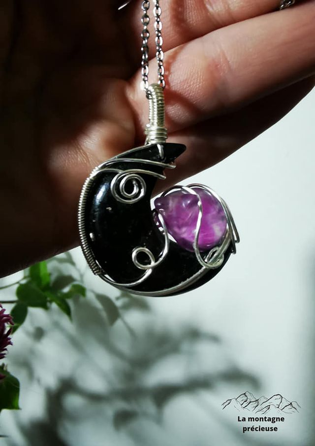 Pendentif chat posé sur la lune