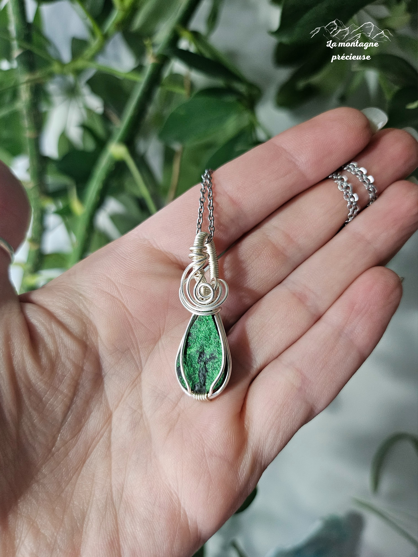 Pendentif en grenat uvarovite