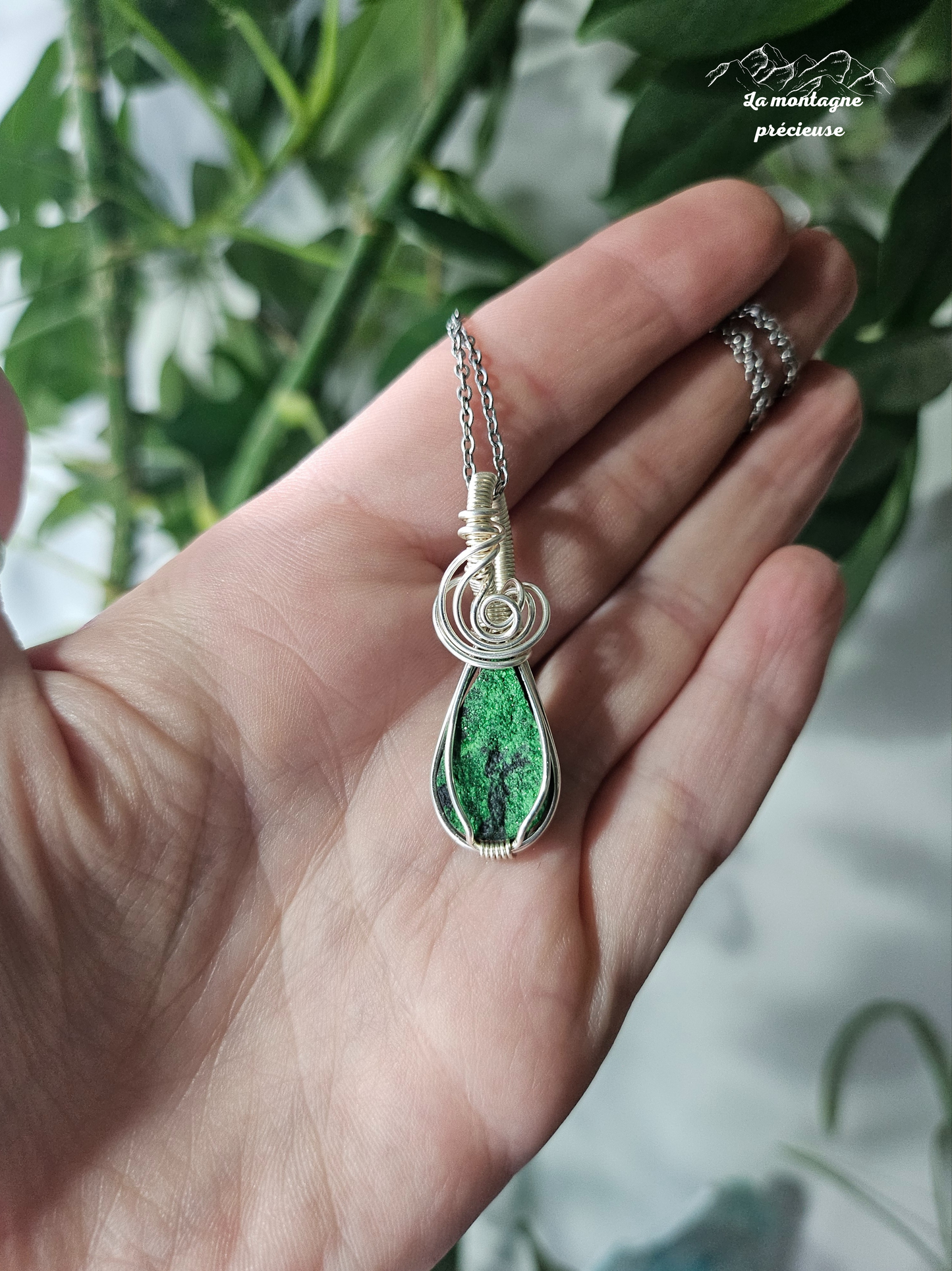 Pendentif en grenat uvarovite