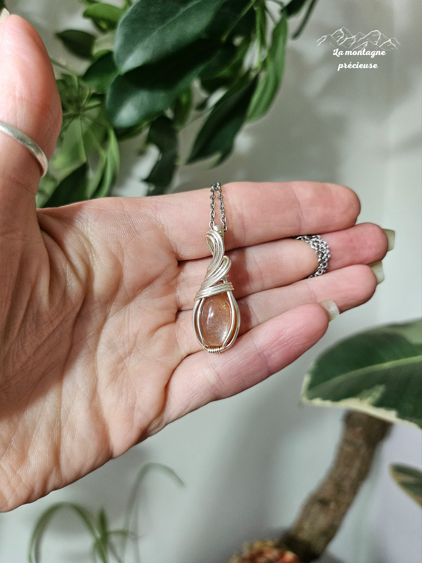Pendentif en pierre de soleil et pierre de lune