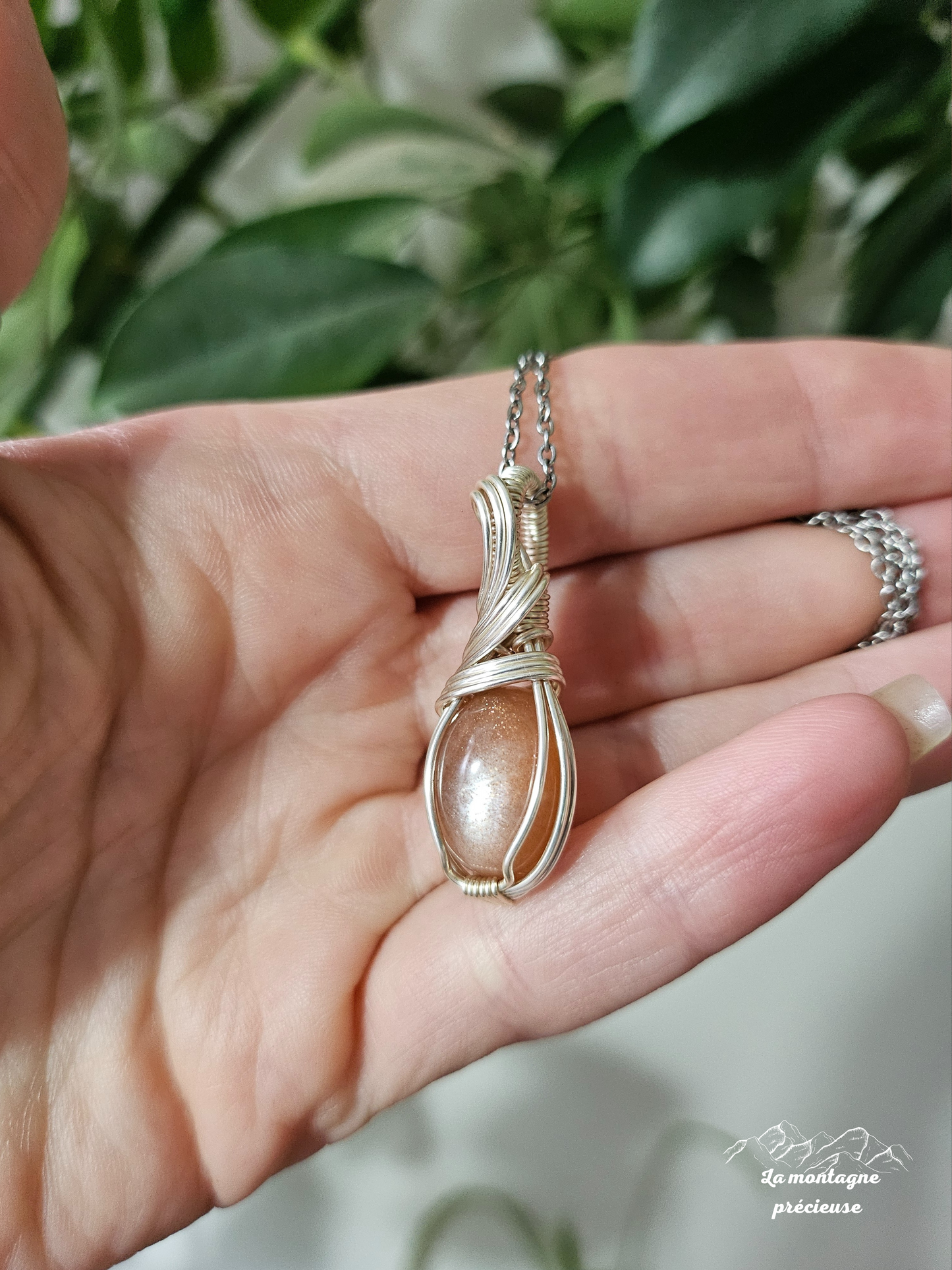 Pendentif en pierre de soleil et pierre de lune