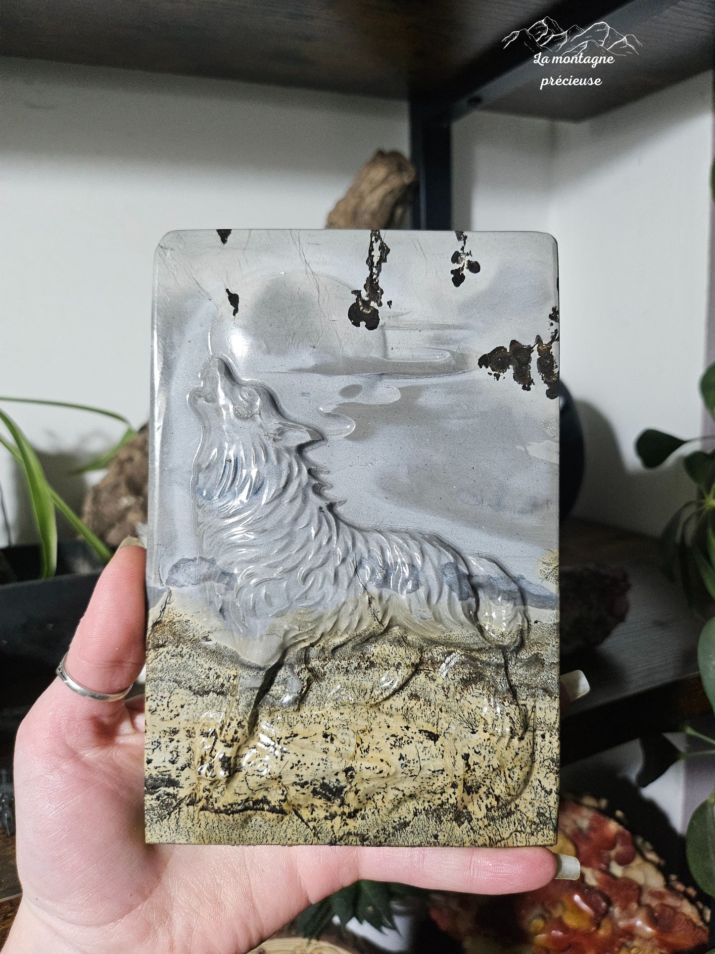 Plaque sculpté avec loup en Jaspe paysage