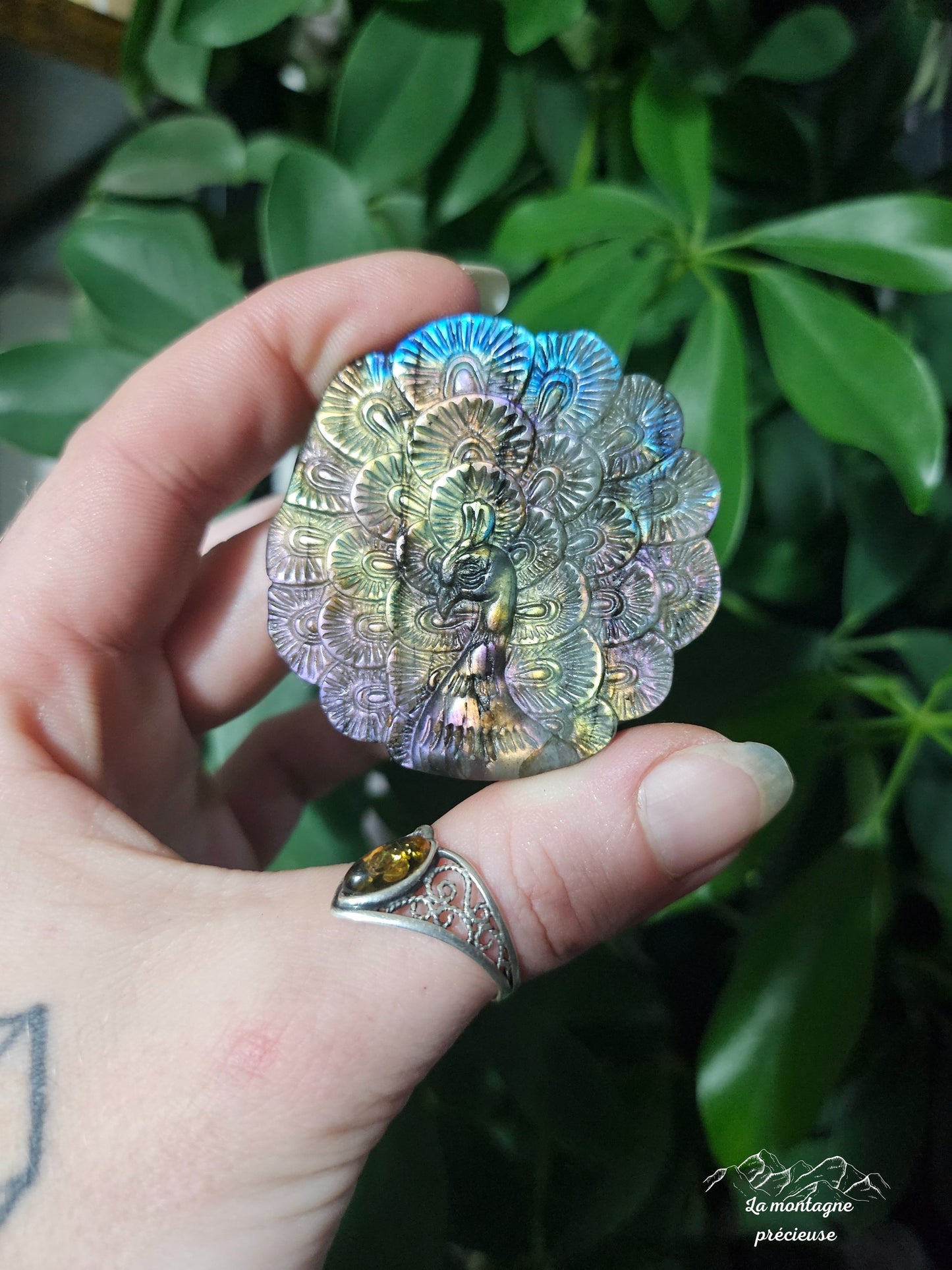 Amulette paon en labradorite