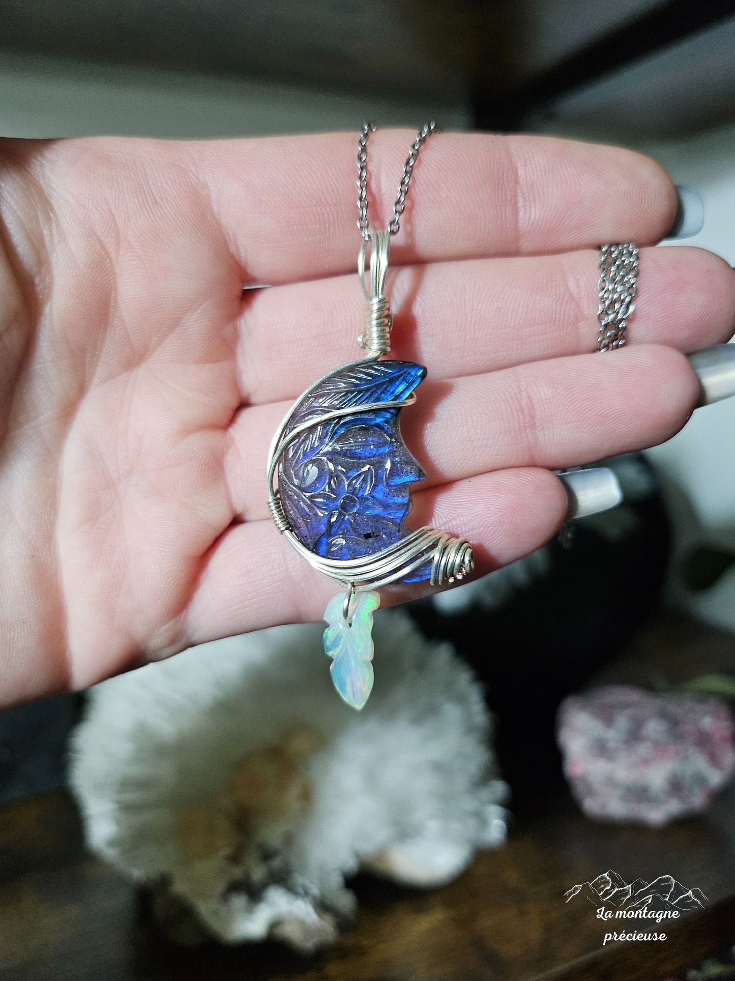 Pendentif en lune labradorite et sa feuille d'opale
