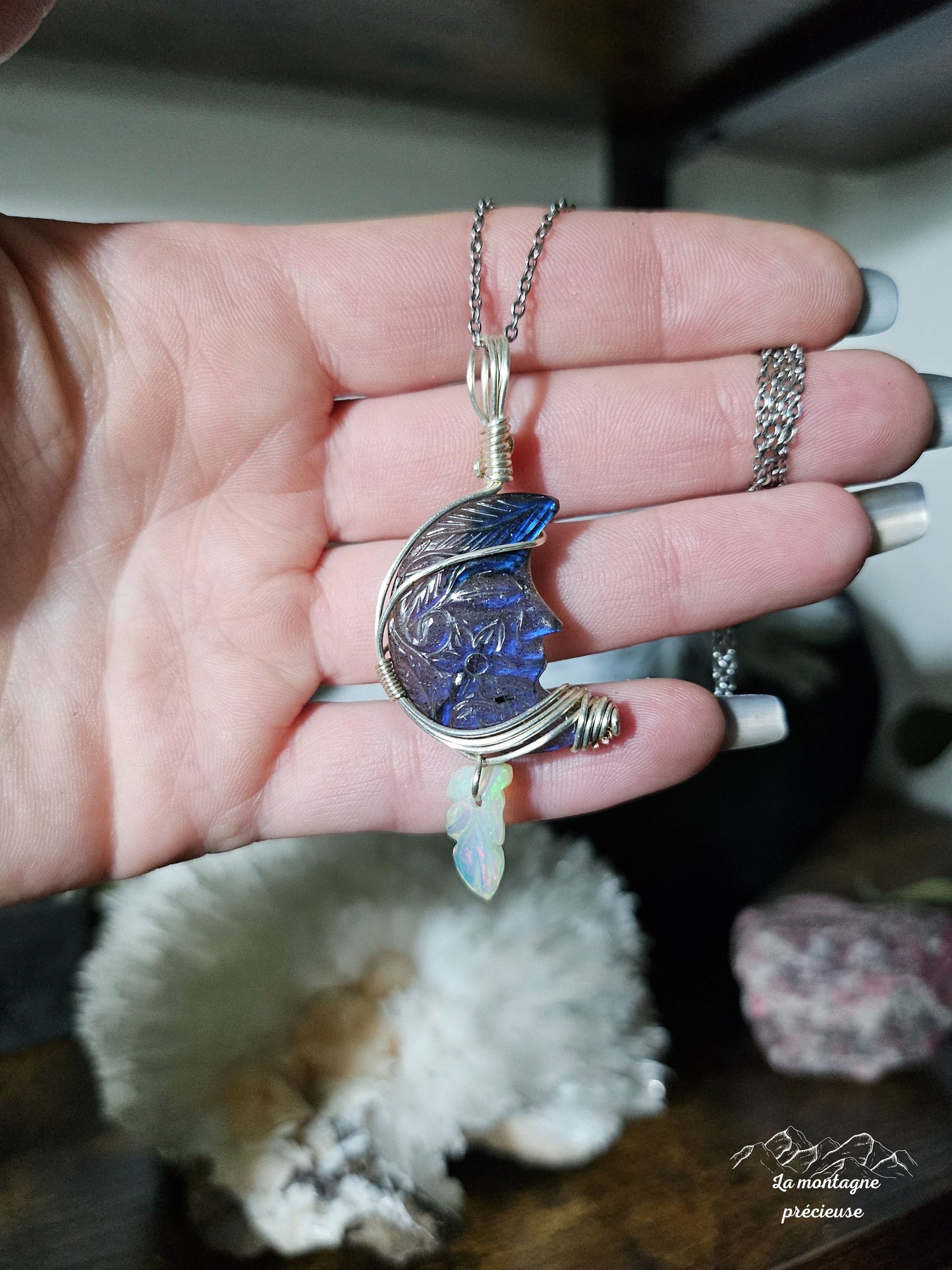 Pendentif en lune labradorite et sa feuille d'opale