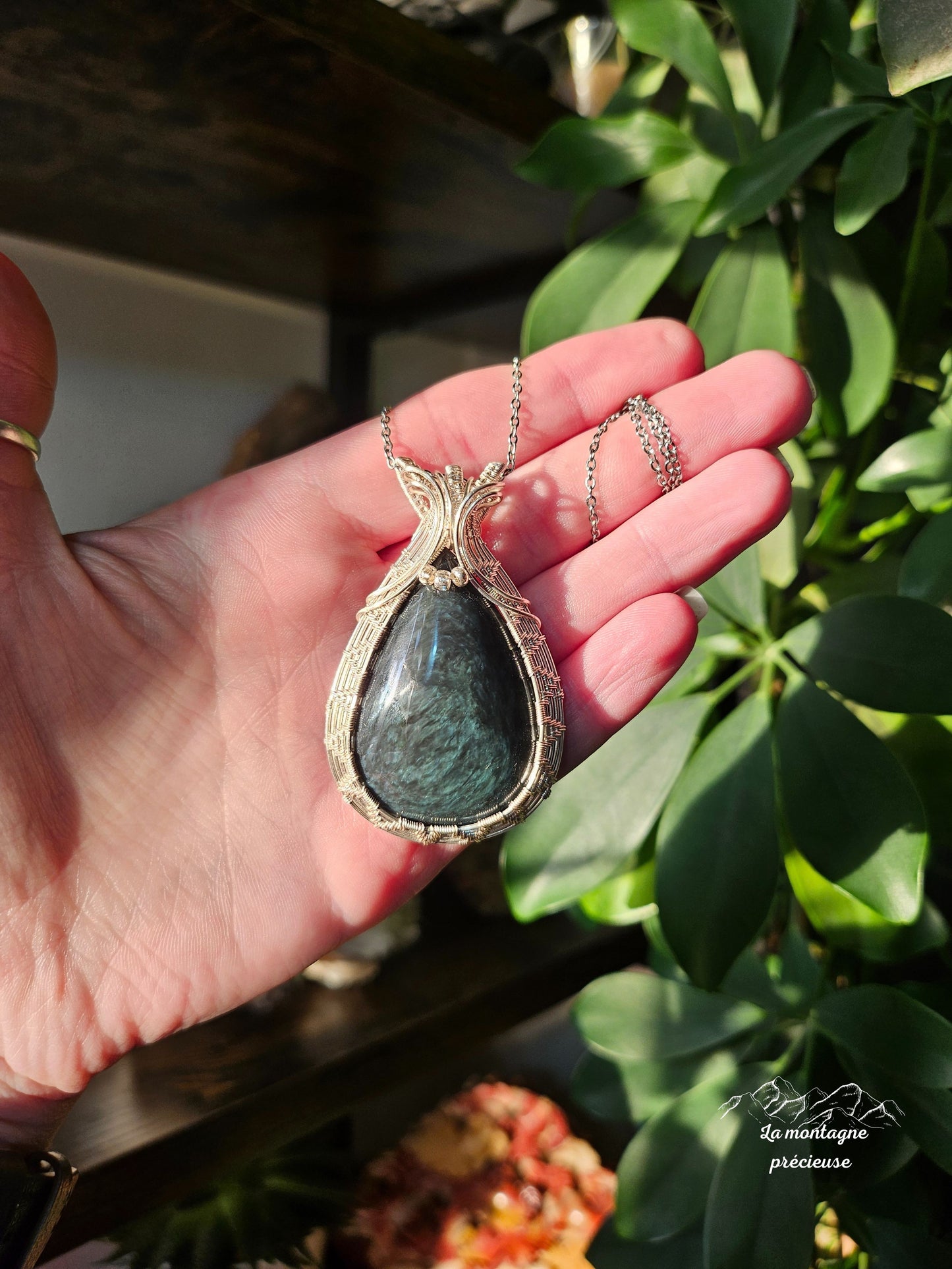 Pendentif écrin en obsidienne manta huichol