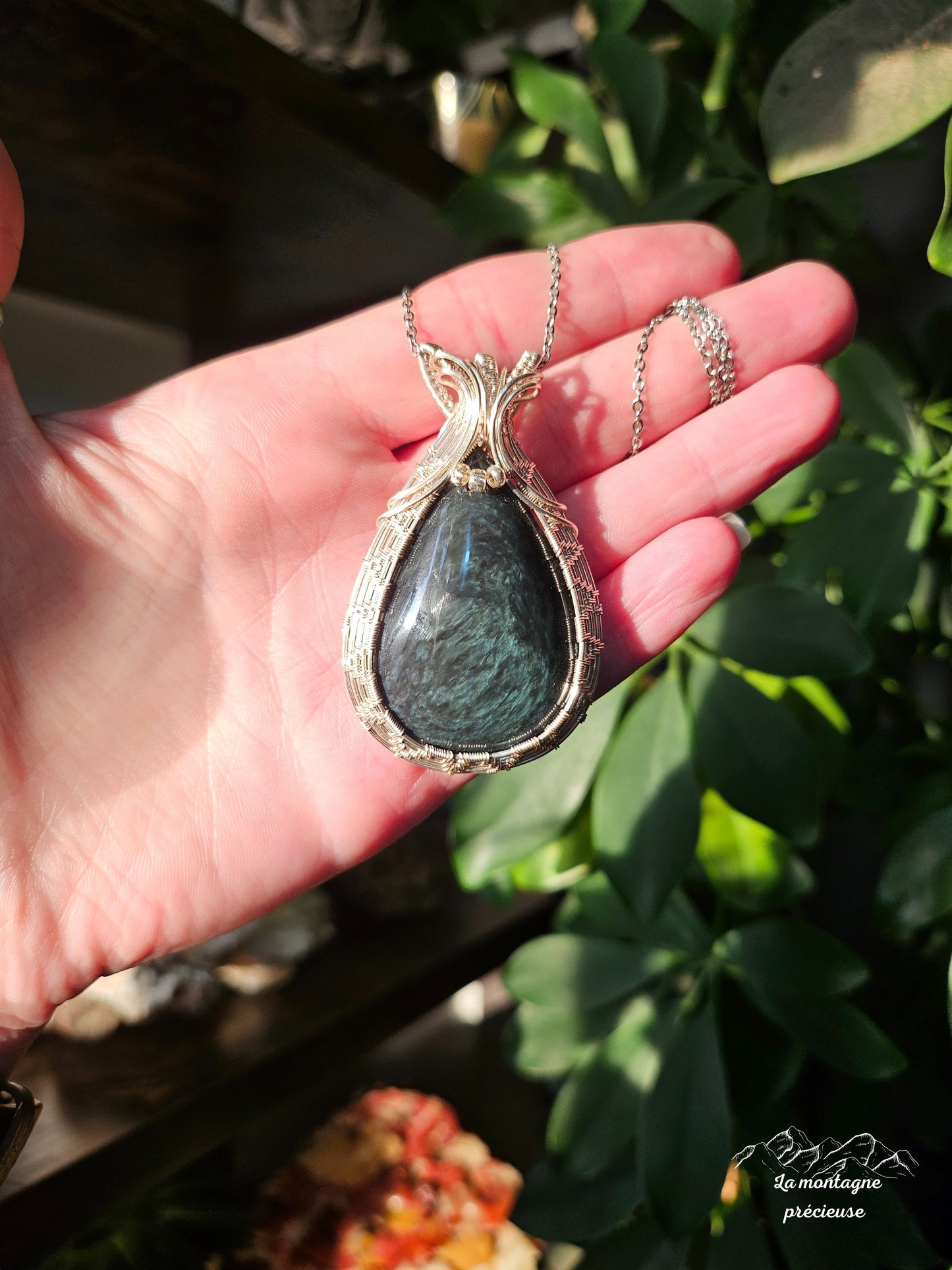 Pendentif écrin en obsidienne manta huichol