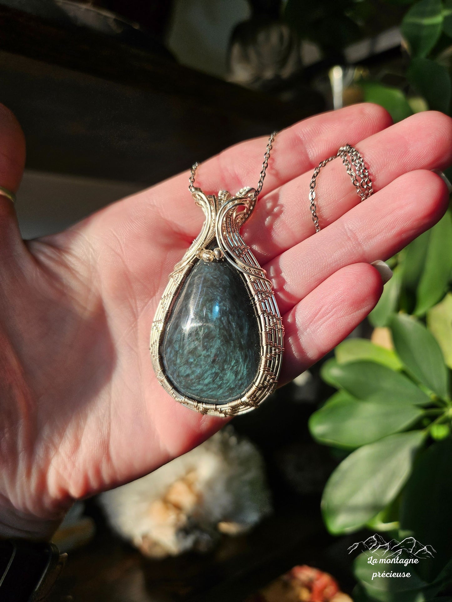 Pendentif écrin en obsidienne manta huichol