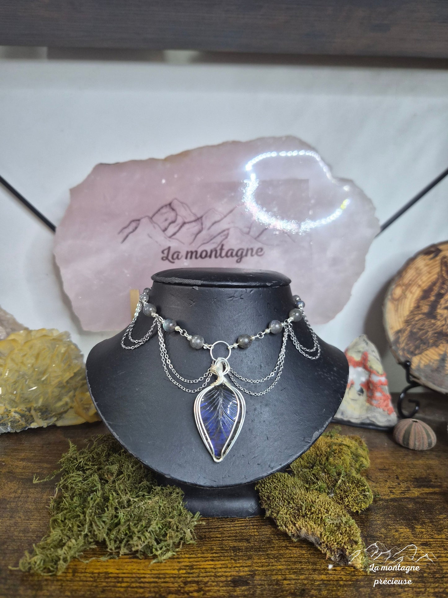 Pendentif ras du cou en labradorite sculpté