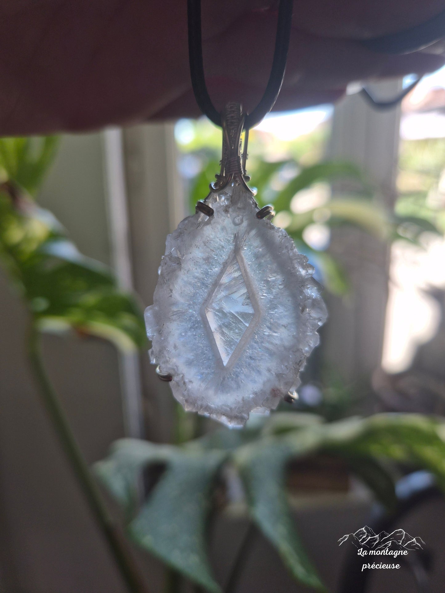 Pendentif " Éclat Originel " en Quartz solaire
