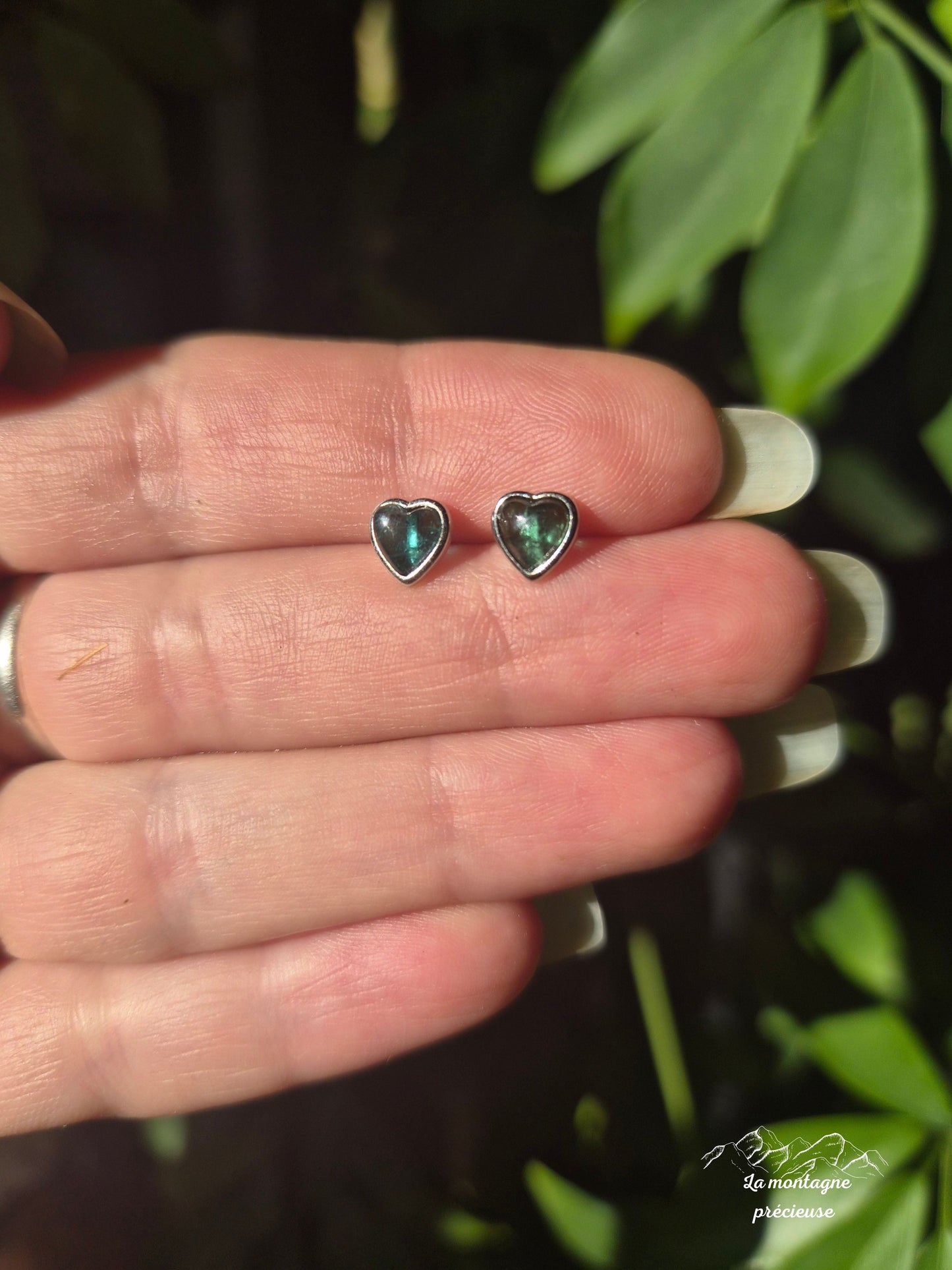 Puce d'oreilles coeur en tourmaline verte