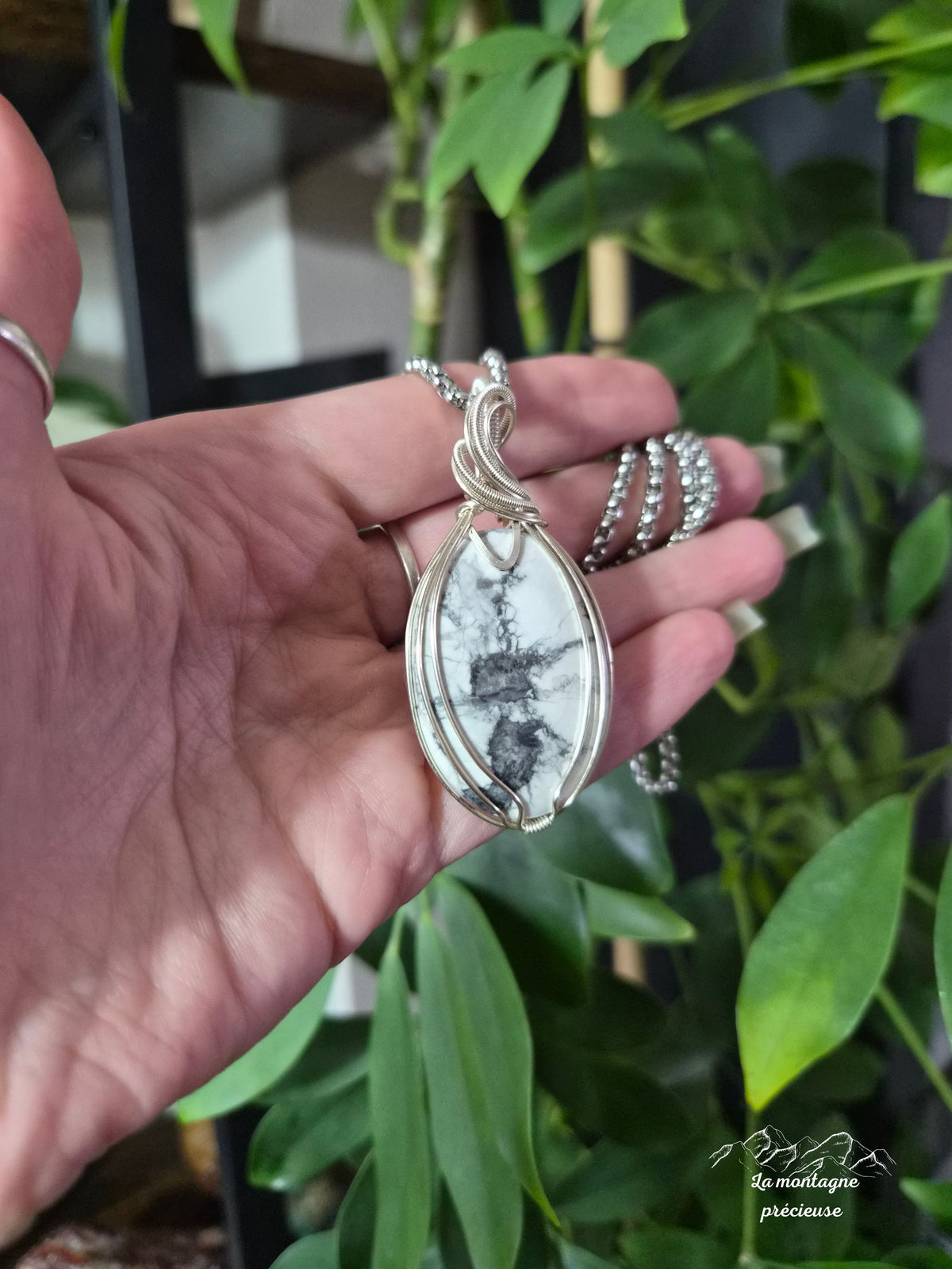 Pendentif " Les Racines du Silence " en Howlite