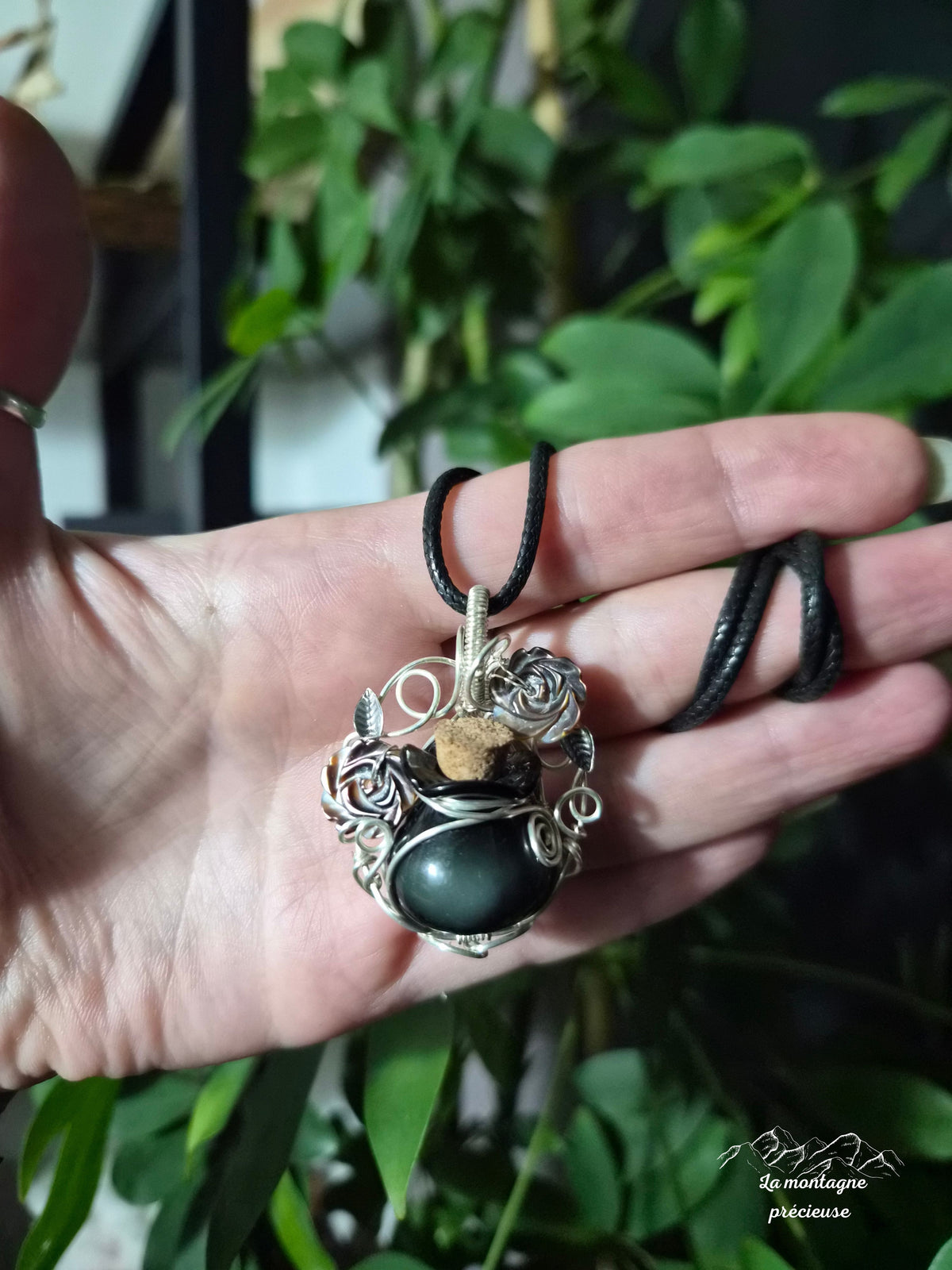 Pendentif "L'Élixir des Roses de Minuit"