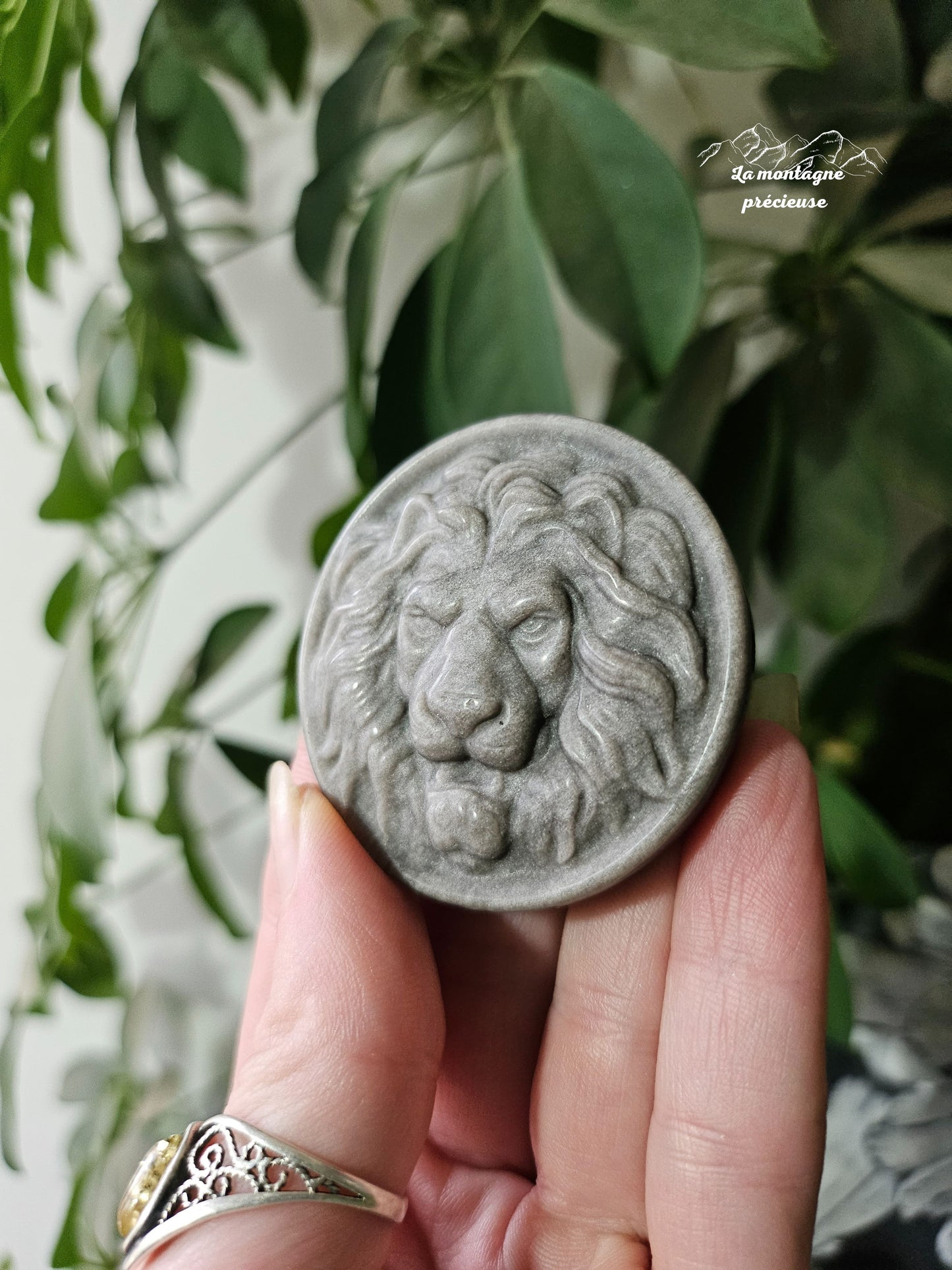 Amulette tête de lion en obsidienne argentée