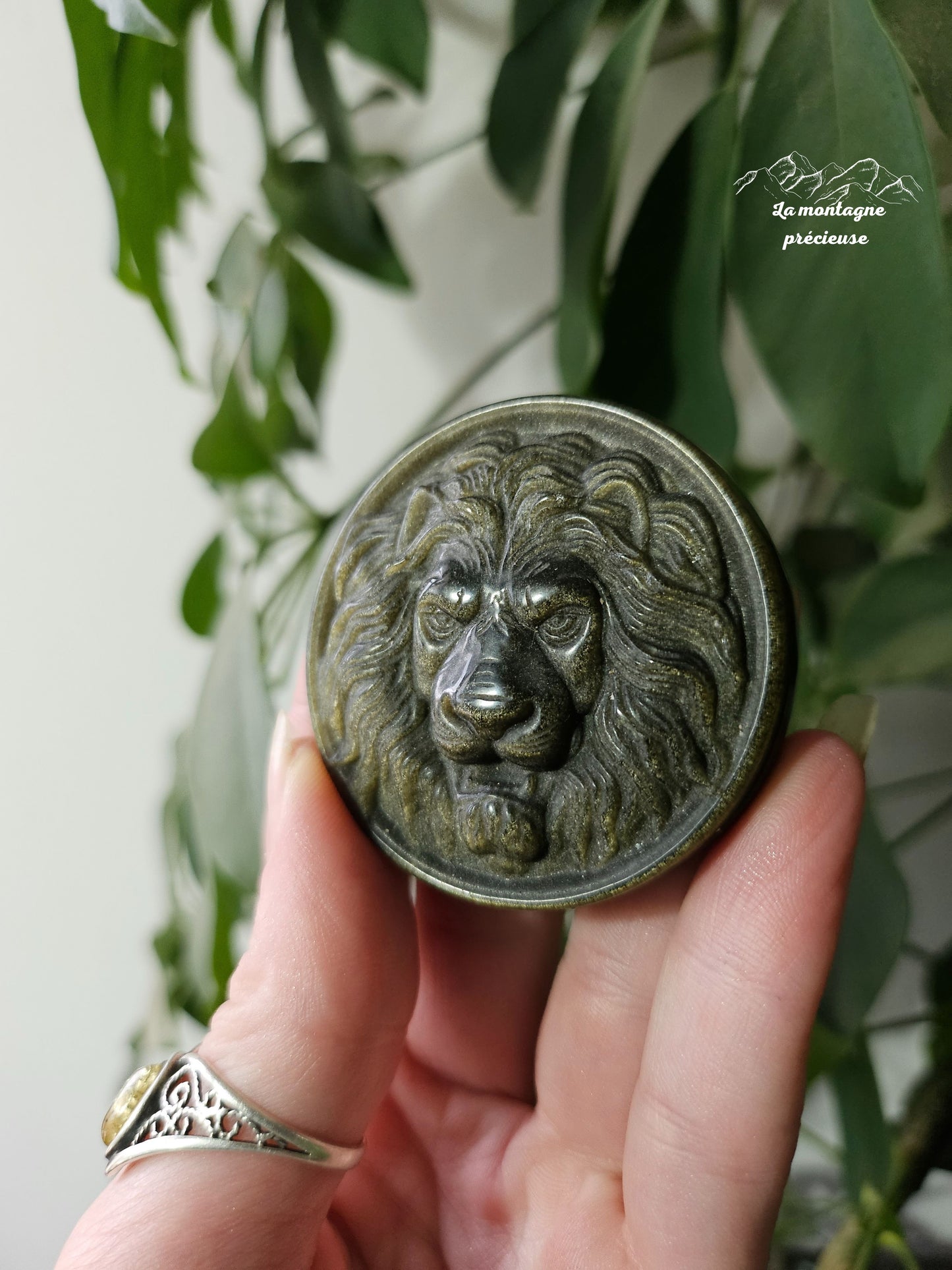 Amulette tête de lion en Obsidienne dorée