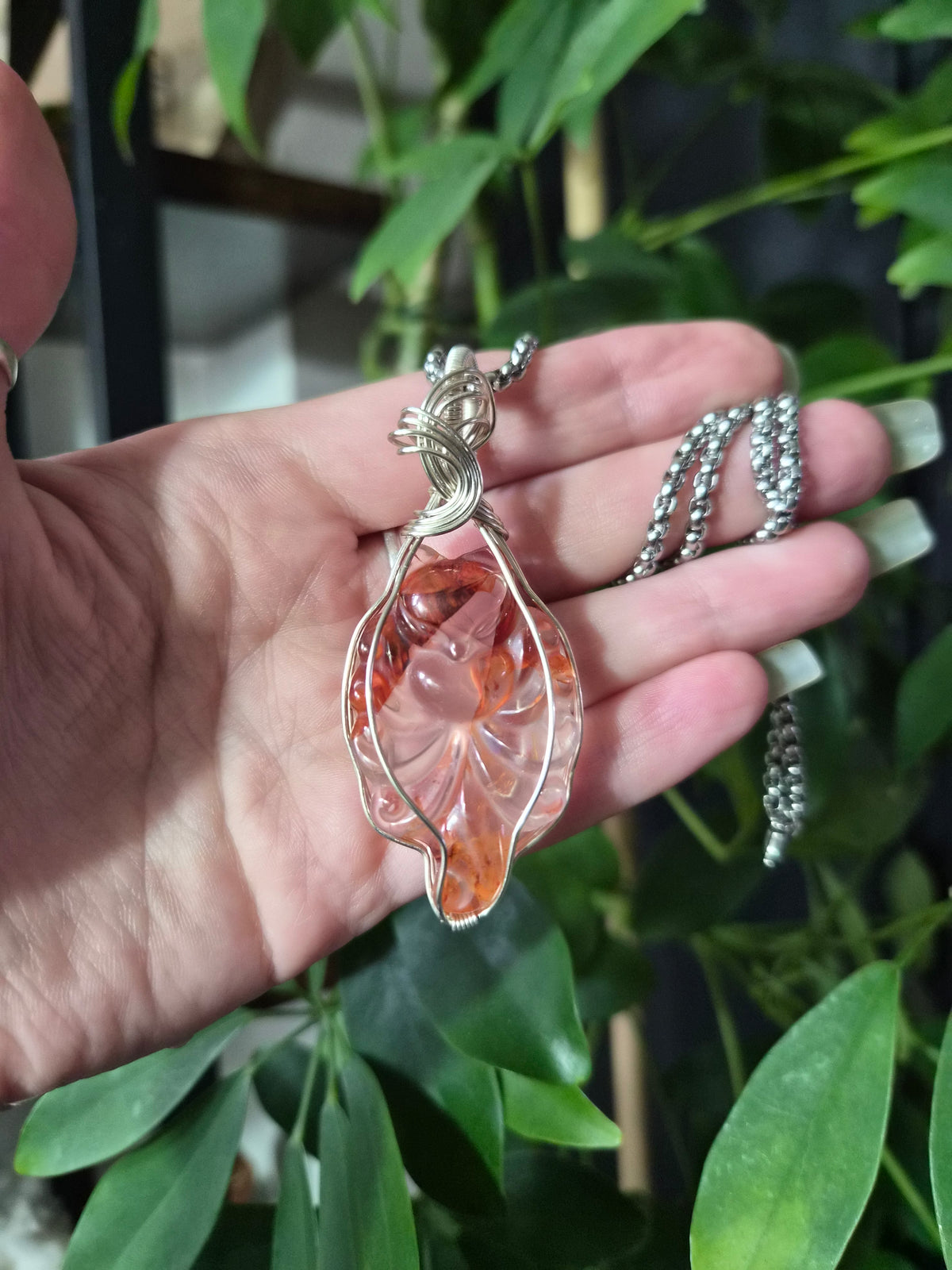Pendentif " L'aube des neuf queues " en quartz hématoïde