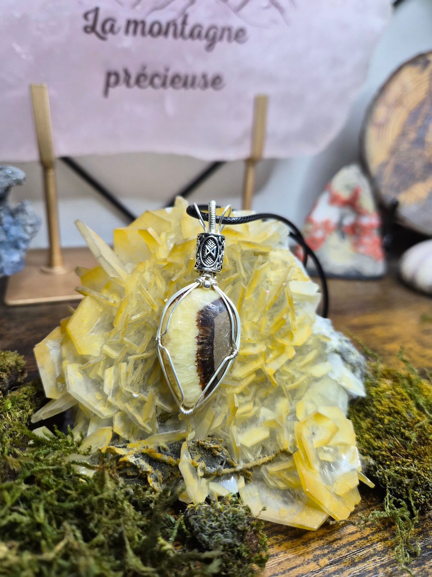 Pendentif "Gardien de l'aube" en septaria