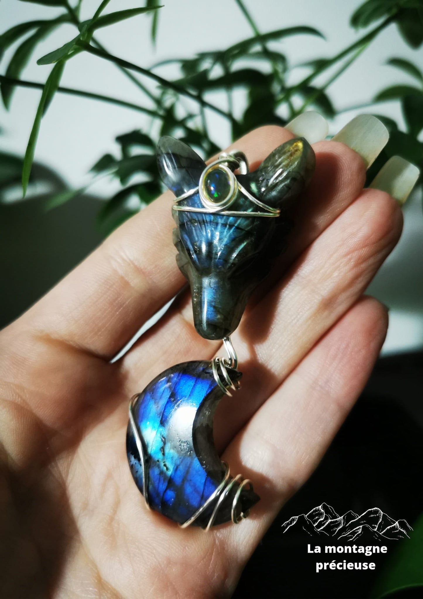 Pendentif tête de loup et lune en Labradorite et son Opale welo