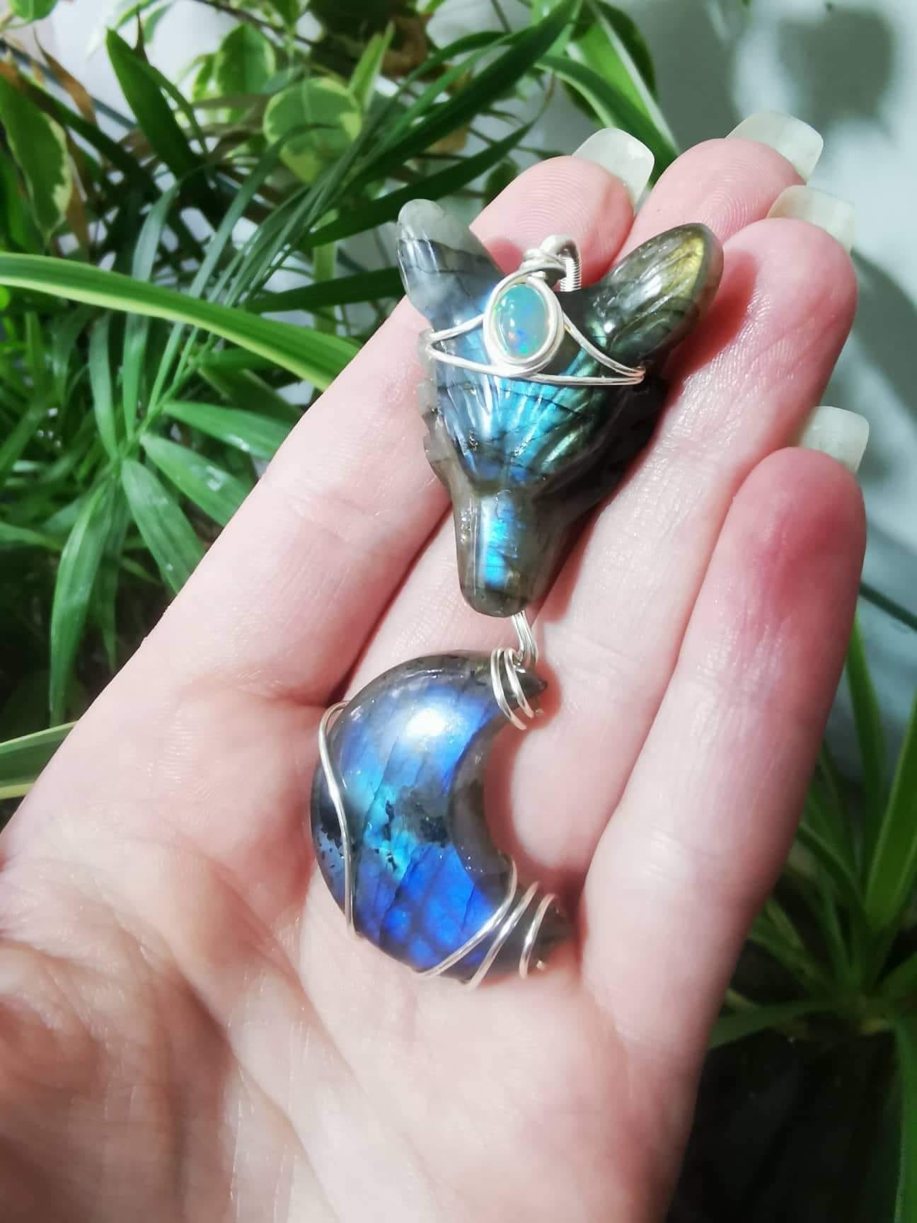 Pendentif tête de loup et lune en Labradorite et son Opale welo