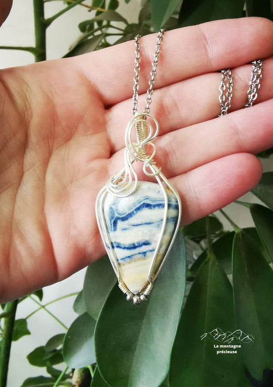 Pendentif en Scheelite bleue