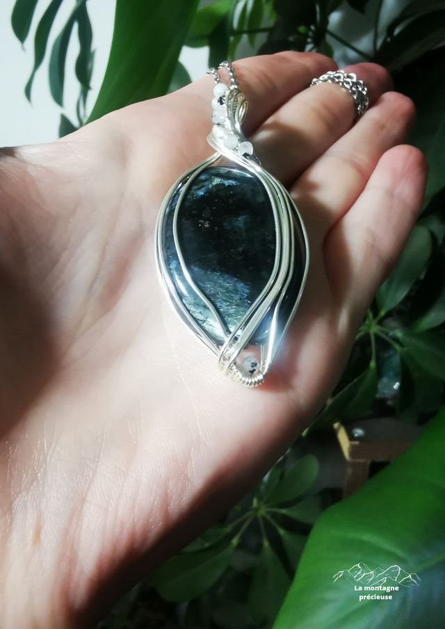 Pendentif en Larvikite noire