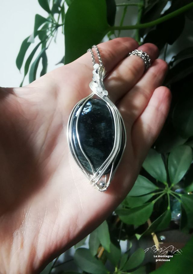 Pendentif en Larvikite noire
