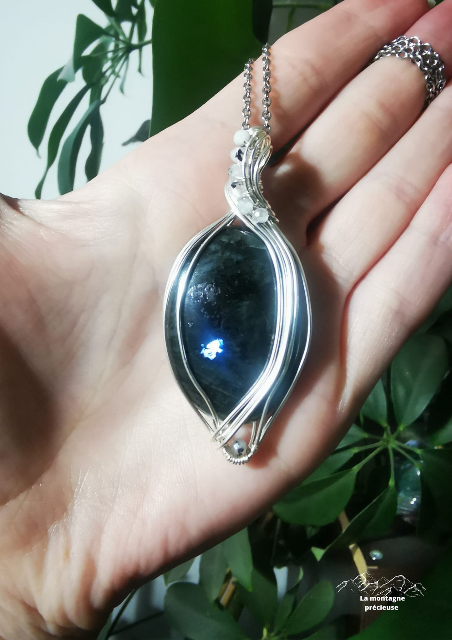 Pendentif en Larvikite noire