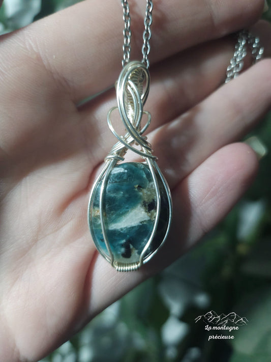 Pendentif en quartz et grandidierite