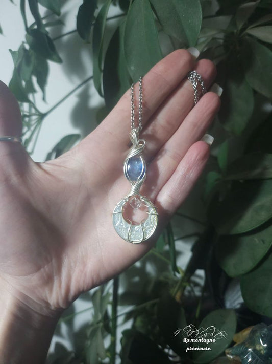 Pendentif lune en Nacre Kyanite et diamand Herkimer