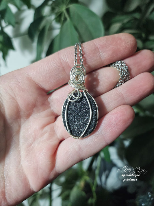 Pendentif en onyx noir druzy