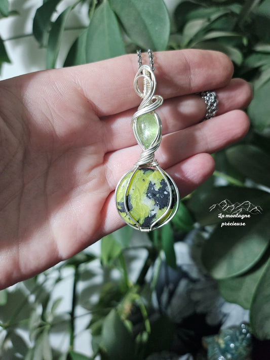 Pendentif en lizardite et kyanite verte