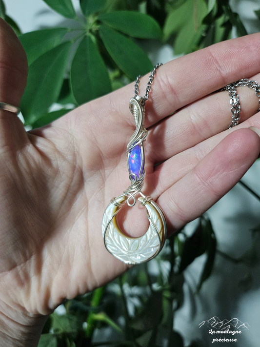 Pendentif lune de nacre et son Opale