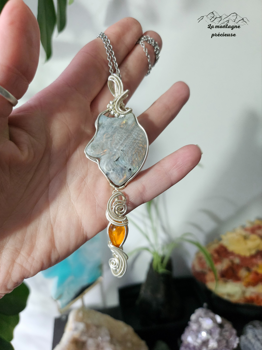Pendentif loup labradorite et son Opale de feu