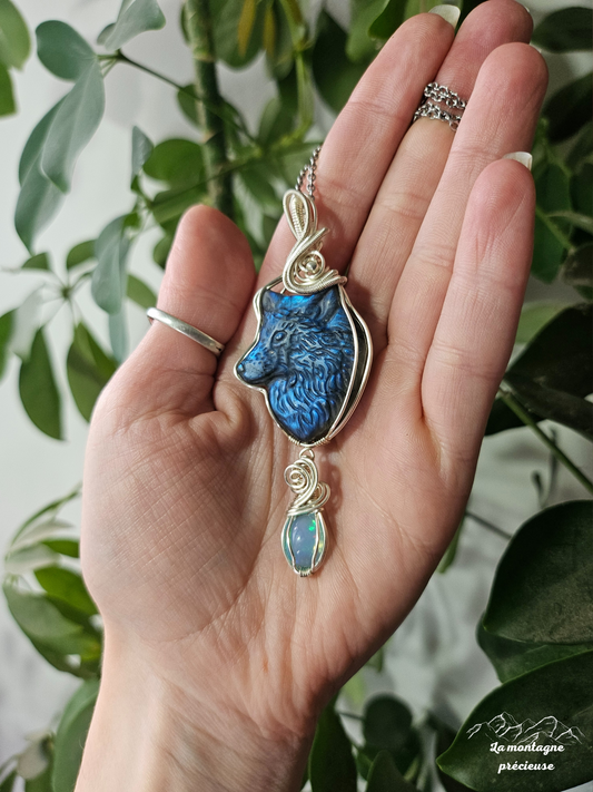 Pendentif loup en labradorite et son Opale caribbean