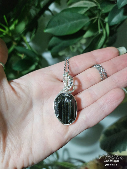 Pendentif en pierre de lave brute