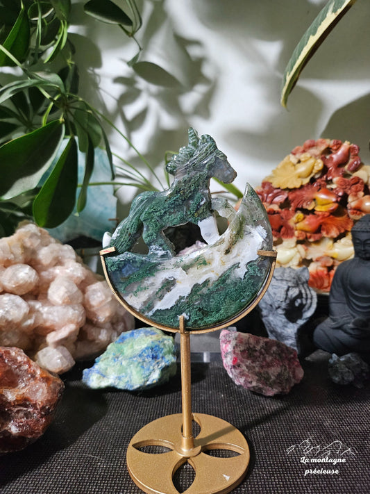 Licorne sur lune en agate mousse