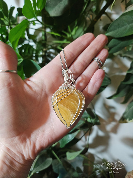 Pendentif en calcite jaune