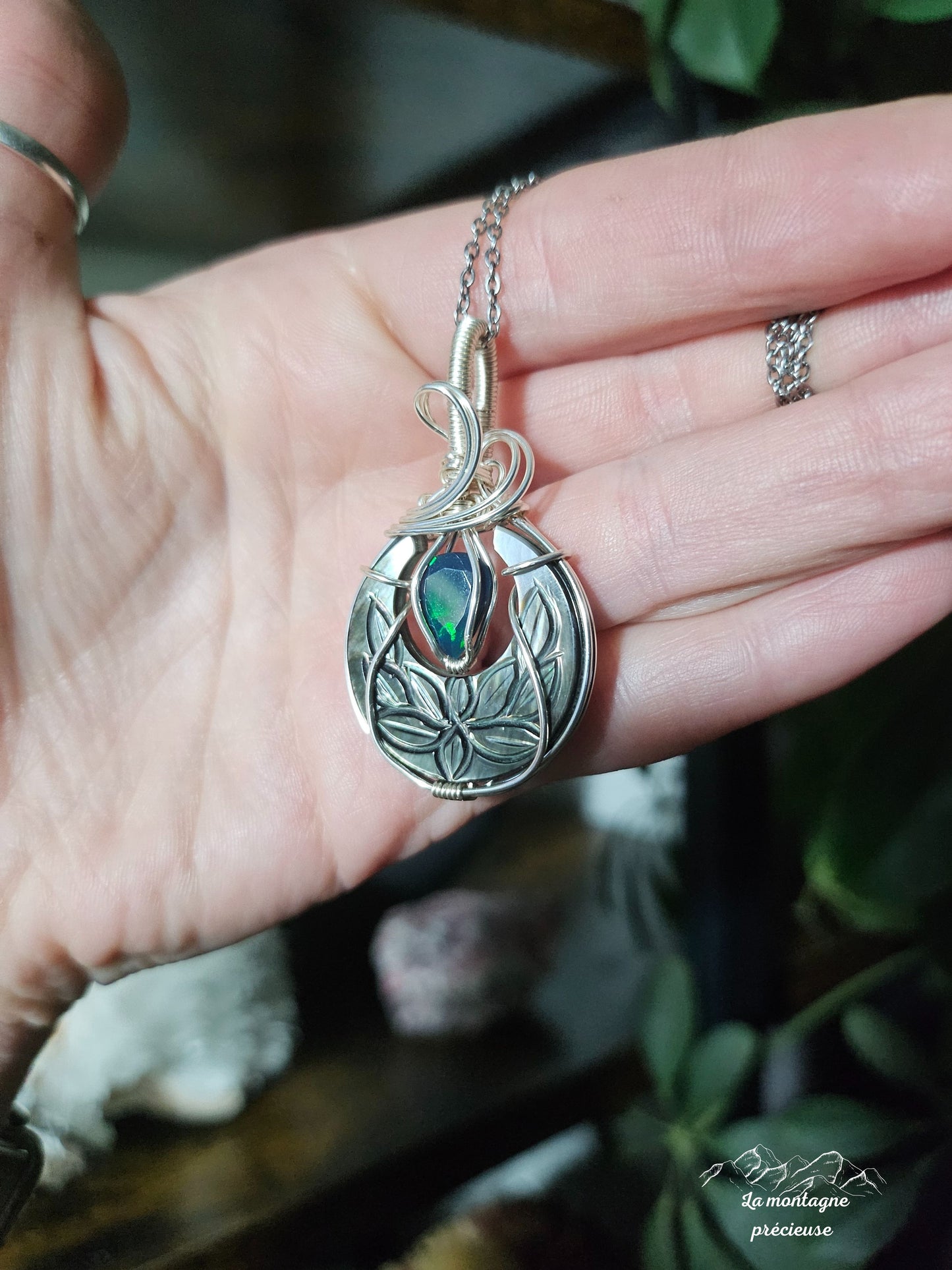 Pendentif lune en nacre noire et son Opale noire