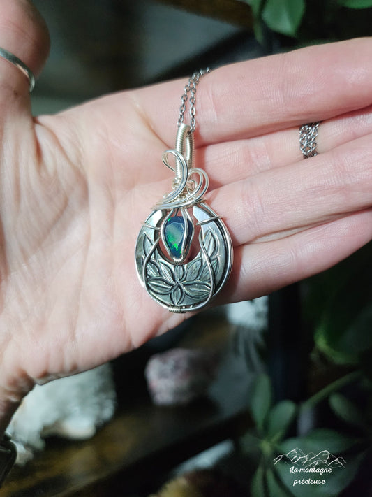 Pendentif lune en nacre noire et son Opale noire