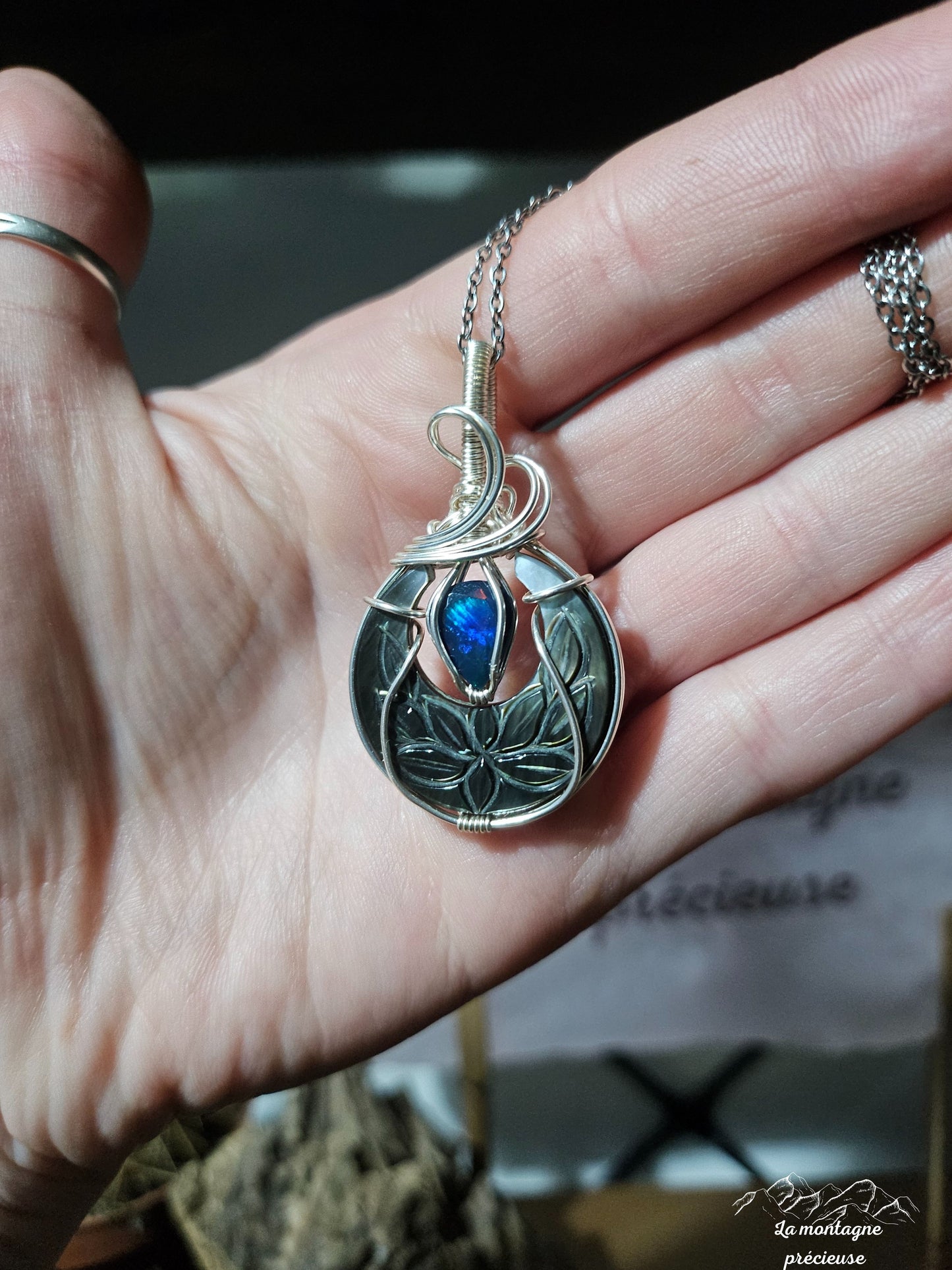 Pendentif lune en nacre noire et son Opale noire