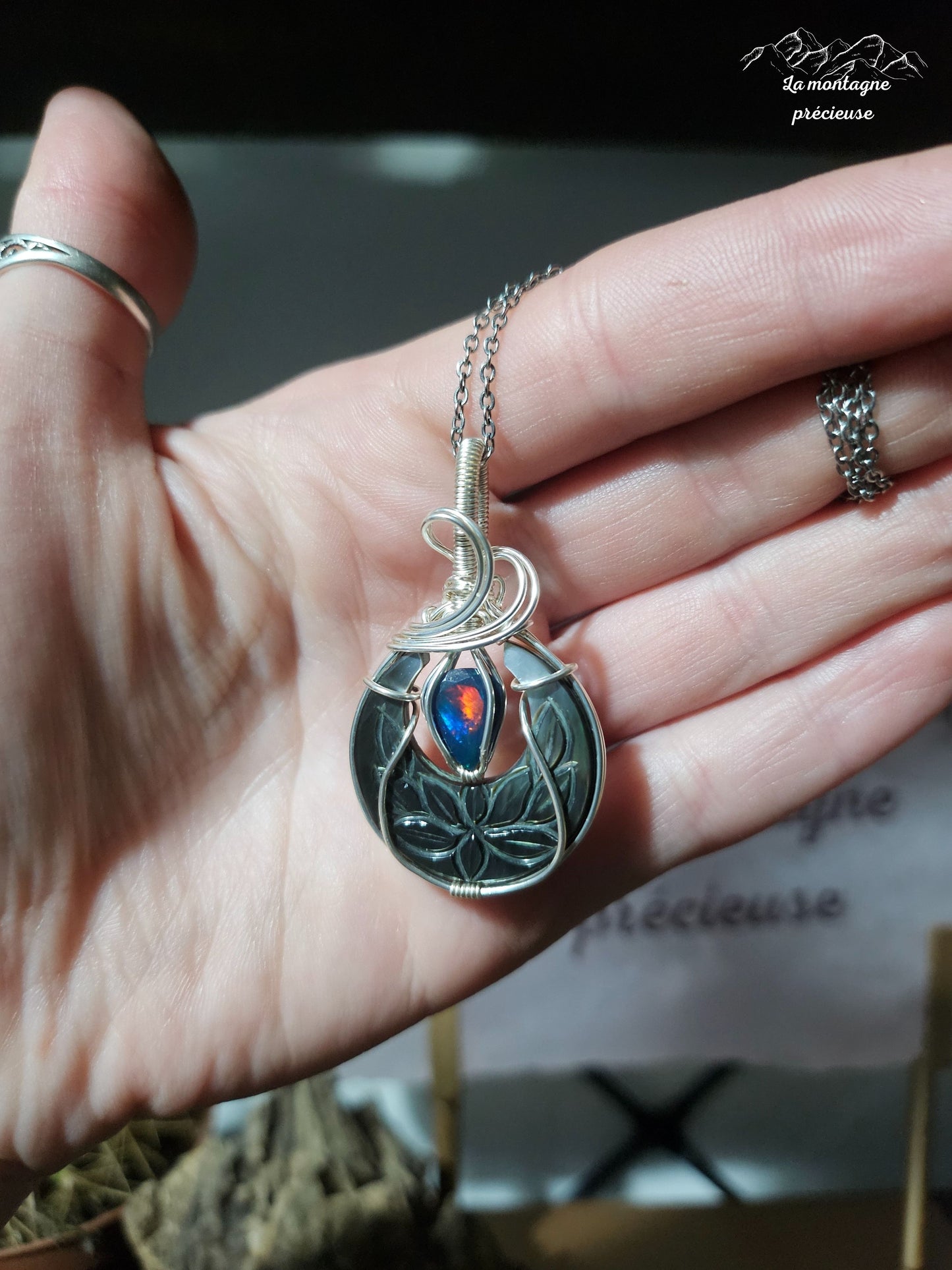 Pendentif lune en nacre noire et son Opale noire