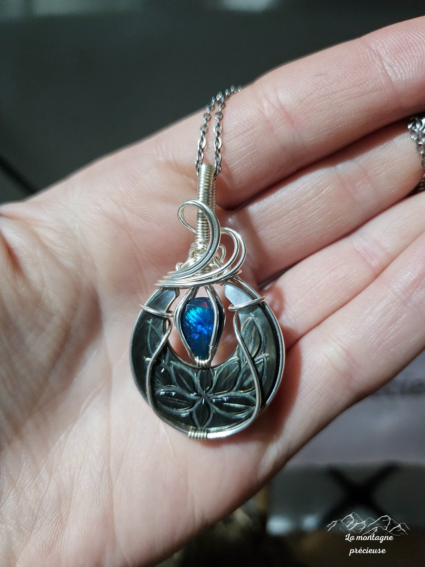 Pendentif lune en nacre noire et son Opale noire