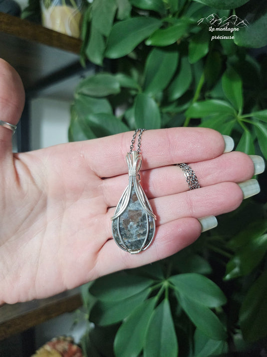 Pendentif en larvikite