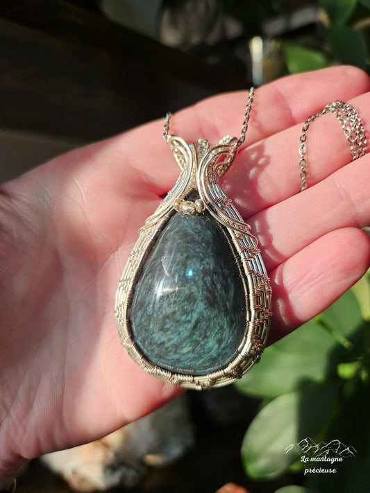 Pendentif écrin en obsidienne manta huichol