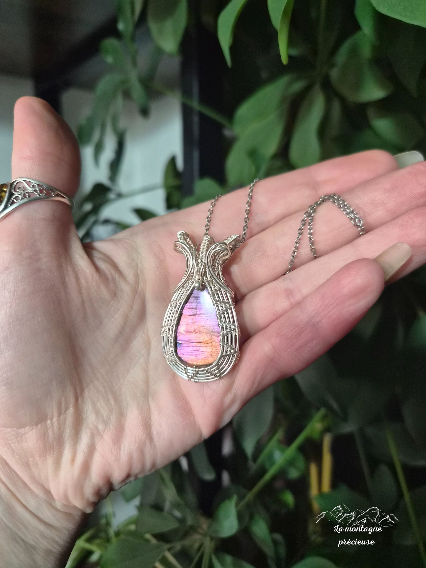 Pendentif écrin en labradorite rose/violette
