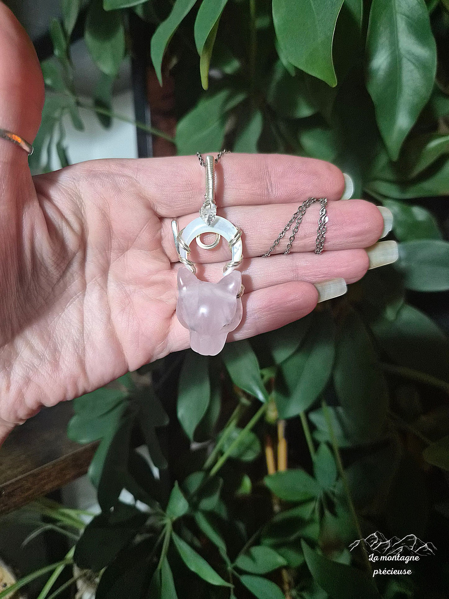 Pendentif "Éclipse de la panthère" en quartz rose et nacre